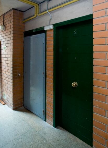 Puerta del piso ocupado en la calle del Olm de Barcelona.