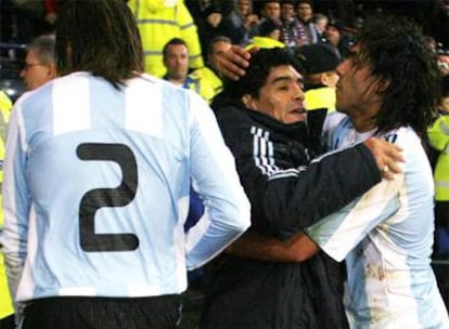 Maradona celebra el triunfo con los jugadores argentinos