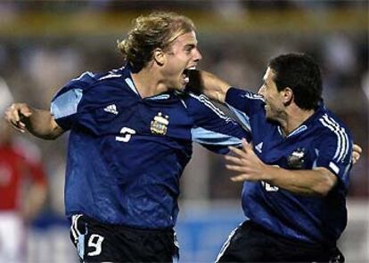 Luciano Figueroa celebra con 'Kily' González el segundo gol de Argentina.