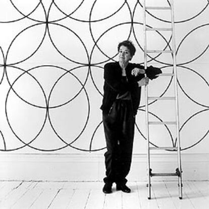 Bridget Riley, delante de <i>Composición con círculos </i><b>(2003), </b>el mural realizado para la Tate Britain.
