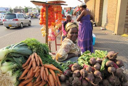 La mayor parte de las verduras y frutas que se venden en los mercados de Botsuana son importadas de Sudáfrica. La economía se basa principalmente en el ganado, los diamantes y el turismo. En la imagen, una mujer en su puesto en la ciudad de Francistown