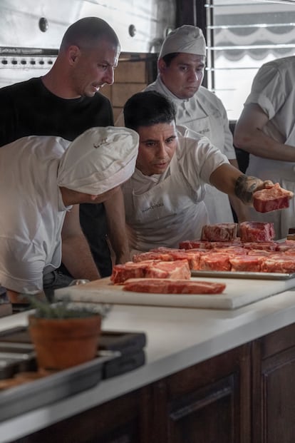 Pablo Rivero, fundador y propietario del restaurante Don Julio, en su carnicería, que no solo surte de materia prima al restaurante porteño, sino también a los vecinos del barrio de Palermo.