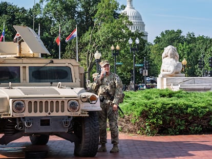 Oficiales de la Guardia Nacional montan guardia en la estación Union en Washington, Estados Unidos, el 14 de agosto 2025.