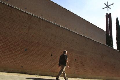 El arquitecto Rafael Fernández del Amo pasa ante la iglesia proyectada pr su padre José Luis Fernández del Amo en 1969.