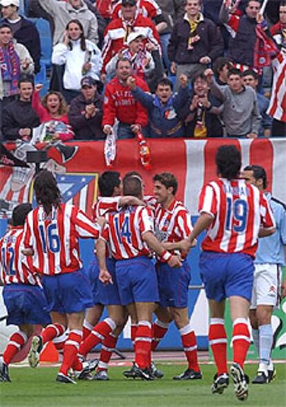Los jugadores del Atlético celebran el primer gol del equipo.
