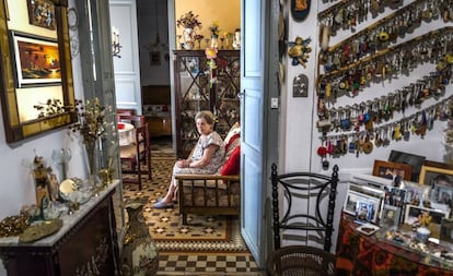 Teresa Ramón, de 84 años, lleva desde finales de los 60 vivienda en la finca. 