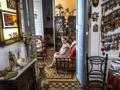 Teresa Ramón, de 84 años, lleva desde finales de los 60 vivienda en la finca. 