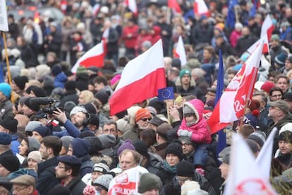 Manifestantes polacos protestan, el pasado 9 de enero, contra la ley de medios aprobada por el Gobierno.