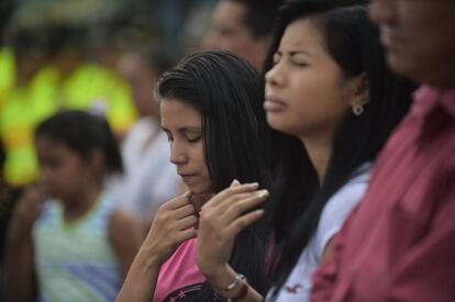 Unas jóvenes durante la ceremonia después de un mes de la catástrofe del terremoto, celebrada en Pedernales (Ecuador).