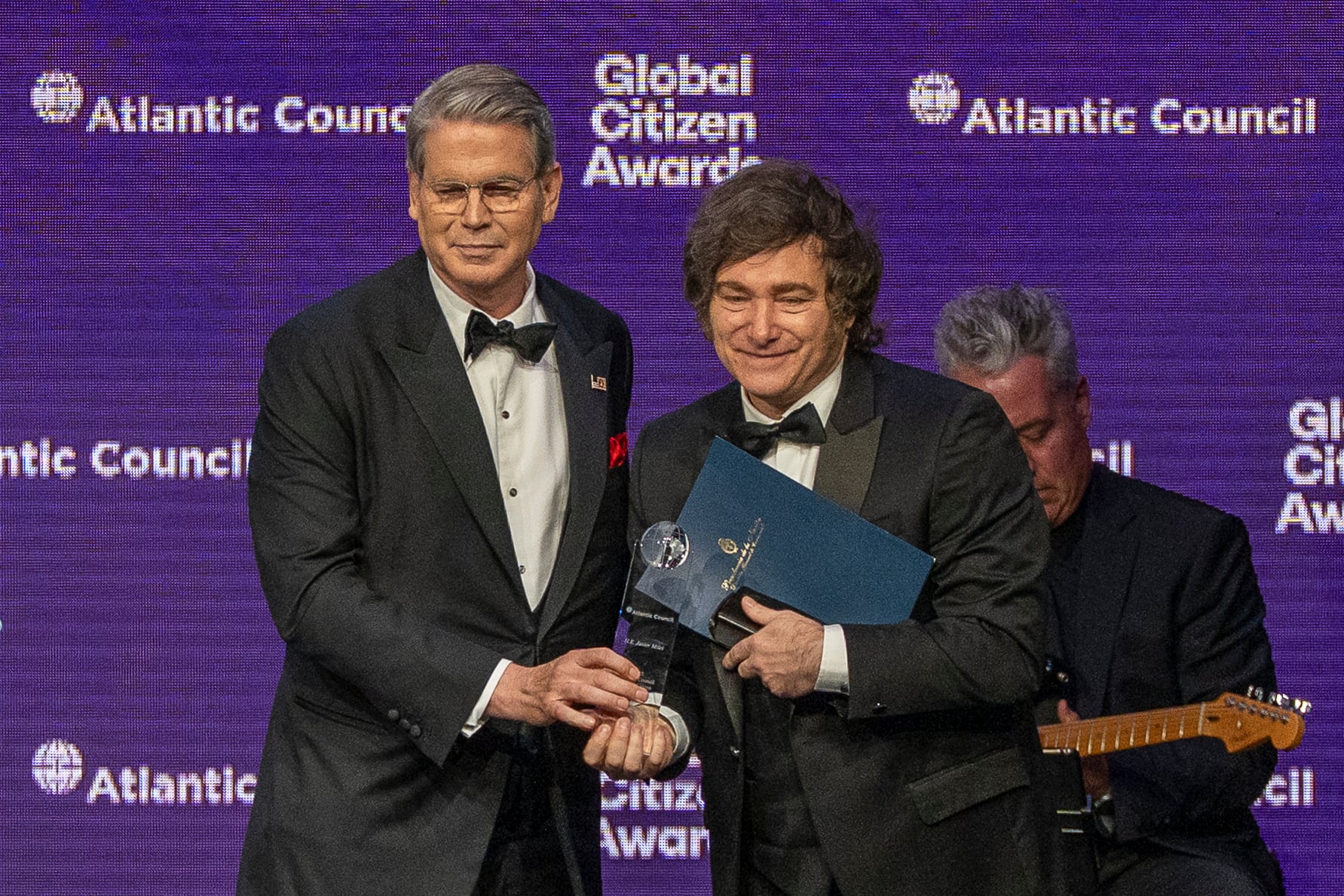 El presidente de Argentina, Javier Milei (derecha), posa con el premio Ciudadano Global 2025 del Atlantic Council, junto al secretario del Tesoro de Estados Unidos, Scott Bessent, este miércoles, en Nueva York (Estados Unidos).
