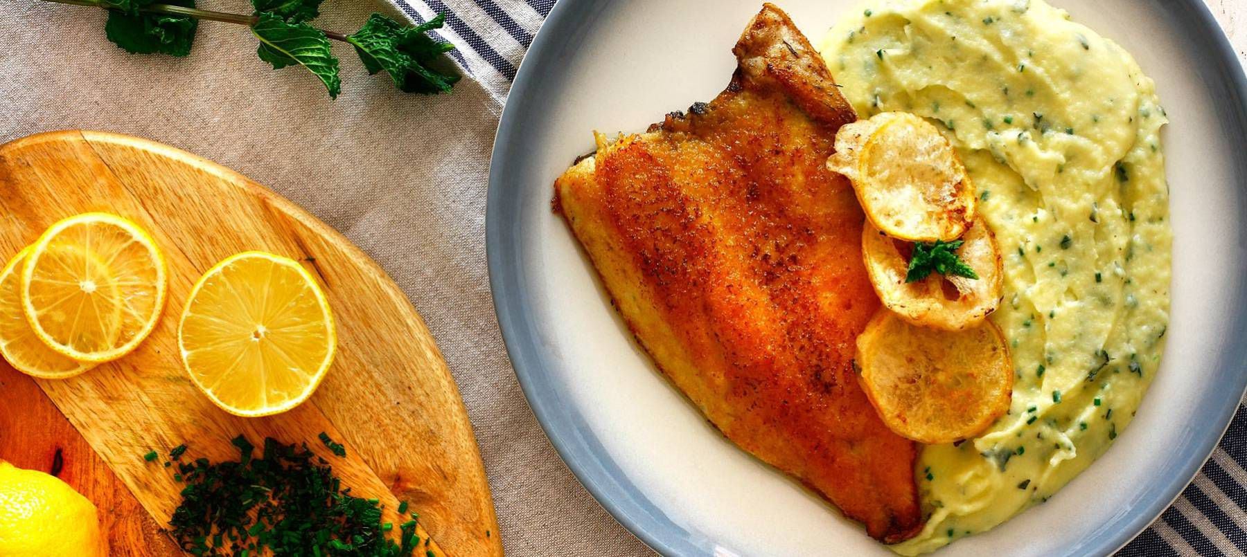 Dorada con el traje de salir los domingos acompañada de patatas, hierbas y limón