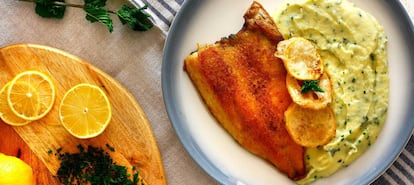 Dorada con el traje de salir los domingos acompañada de patatas, hierbas y limón