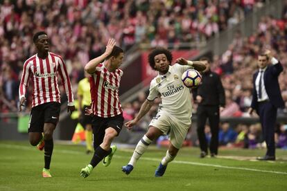 El Real Madrid Marcelo Vieira, a la derecha, duelo por el balón con el Athletic Bilbao Oscar de Marcos.