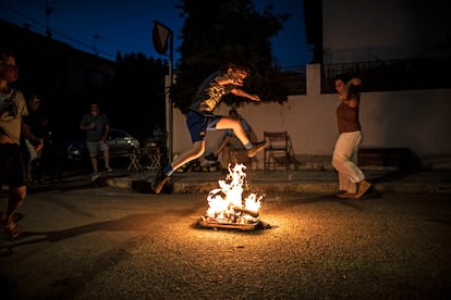 Un niño saltando la hoguera de la noche del 23 de junio en la colonia del Manzanares.