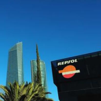 Sede de Repsol frente a la torre de Sacyr, en Madrid