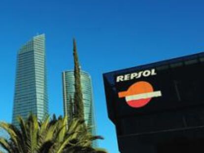 Sede de Repsol frente a la torre de Sacyr, en Madrid