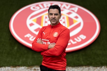 Míchel, técnico del Girona, posa en la ciudad deportiva del club.