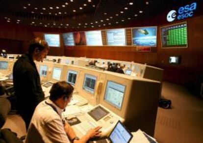 Técnicos e ingenieros de la Agencia Espacial Europea (ESA) supervisan la preparación del despegue de satélite meteorológico Metop. EFE/Archivo