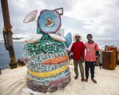 Las piezas se realizaron in situ, sobre la arena de la playa. |