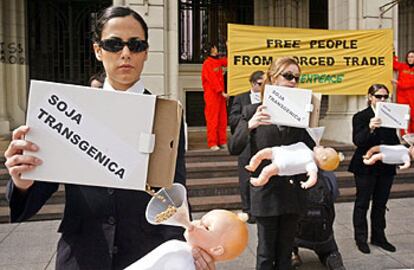 Protesta contra la soja transgénica frente al Ministerio de Agricultura, en Buenos Aires, en septiembre de 2003.