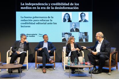 Miquel Molina, director adjunto de La Vanguardia, Miquel Noguer, director de EL PAÍS en Cataluña, y Esther Vera, directora del diario Ara.