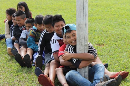 Niños juegan en una escuela indígena.