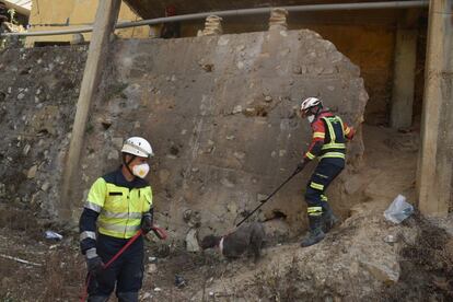 Los bomberos andaluces David Cabrera (a la izqueirda) y Jair Pereira durante una misión de búsqueda de supervivientes el pasado jueves en el barrio cristiano de Gemeyze y uno de los más afectados por la explosión en Beirut.