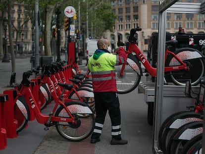 Un operario en activo del servicio de bicicletas públicas de Barcelona, Bicing, el pasado 23 de abril.
