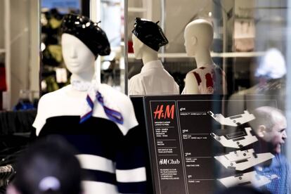 Maniquíes en el escaparate de una tienda de H&M