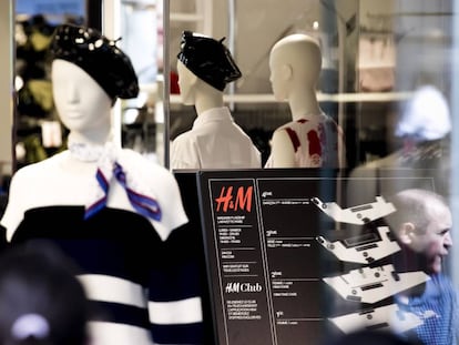 Maniquíes en el escaparate de una tienda de H&M