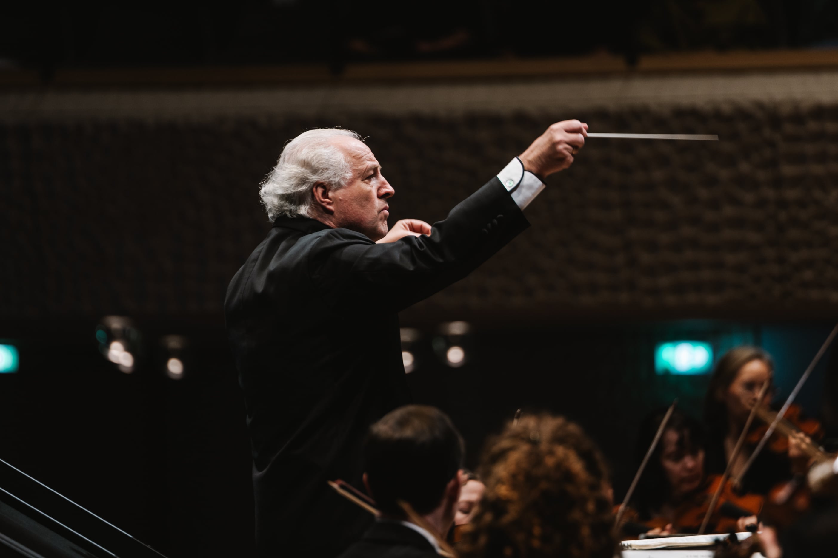 El director de orquesta Manfred Höneck dirigiendo a la Sinfónica de Pittsburgh, el 1 de septiembre en la Elbphilharmonie.