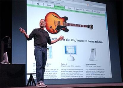 El director de Apple Computer, Steve Jobs, en la presentación de iTunes Music Store.