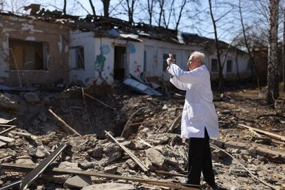 El doctor Anatolii Pavlov toma fotografías de un hospital psiquiátrico dañado tras un ataque militar en Mikolaiv. Al menos 10 hospitales han resultado totalmente destrozados en los ataques rusos en Ucrania desde el comienzo de la ofensiva, hace 27 días, ha informado este martes el ministro de Sanidad del país, Viktor Liashk. El ministro ha añadido en un mensaje televisado que otros centros sanitarios se enfrentan al riesgo de desabastecimiento de medicamentos por los combates.