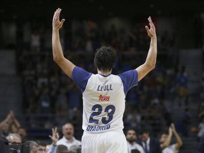 Llull celebra con el p&uacute;blico una de sus canastas ante Oklahoma.