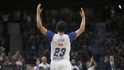 Llull celebra con el p&uacute;blico una de sus canastas ante Oklahoma.