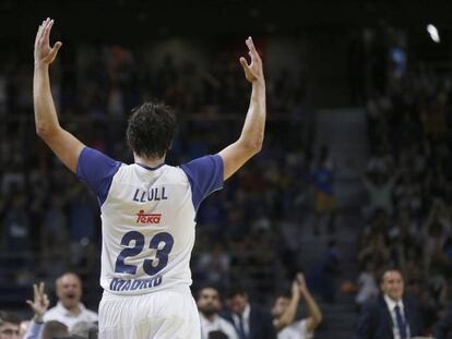 Llull celebra con el público una de sus canastas ante Oklahoma.