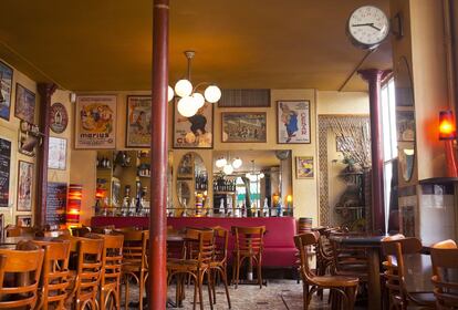 Comedor de Chez Janou, a pocos metros de la eterna plaza de los Vosgos. Tiene una de las terrazas más agradables, ideal para un tête à tête. Es de esos sitios en los que se pide la tarjeta y cuando se vuelve de París se recomienda con gusto.