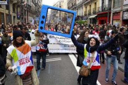 Trabajadores de Telemadrid se manifiestan entre la Plaza de la Villa y la Puerta del Sol con ocasión del primer aniversario de los despidos por el ERE en el canal, en una marcha convocada por la plataforma 'SalvemosTelemadrid' y los comités de empresa del ente público para defender el derecho a una información "plural, democrática e independiente".
