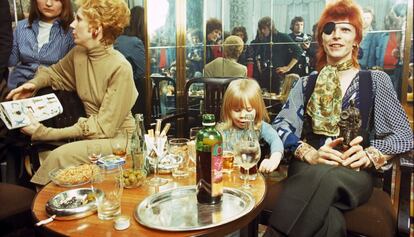 Duncan Jones, con su padres David y Angie, en 1974.