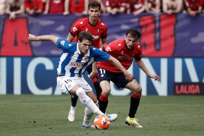 El delantero del Osasuna Ante Budimir (derecha) lucha con Urko González, del Espanyol, durante el partido de LaLiga entre el Osasuna y el Espanyol, el 18 de mayo en El Sadar, en Pamplona.