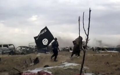 Un fotograma de un video publicado por el Estado Islámico muestra a combatientes portando la bandera del ISIS en Baghouz, su último territorio en Siria.
