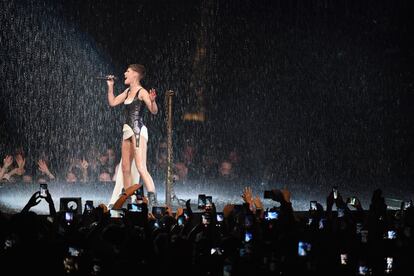 Los premios MTV han llenado Bilbao de buena música y han dejado una gala en la que han arrasado Camila Cabello, Nicki Minaj, Rosalía y Janet Jackson. En la imagen, Halsey, en su actuación en el BEC bajo la lluvia artificial que caía en el escenario.