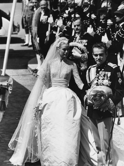 El vestido de novia de Grace Kelly (1956). Es, probablemente, el vestido de novia más imitado de la historia. Diseñado por Helen Rose, fue una obra maestra confeccionada en dos meses por 36 costureras de su taller. Con encaje de Bruselas, perlas cosidas a mano y un velo de 90 metros, reflejaba la elegancia de la actriz. Su boda con el príncipe Rainiero de Mónaco fue un evento seguido por 30 millones de espectadores y reunió a 600 invitados. Como detalle curioso, Grace tuvo que colocarse la alianza ella misma cuando su nervioso esposo no logró hacerlo.