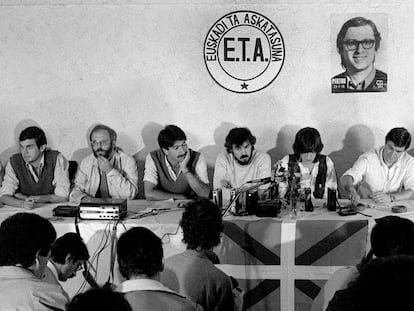 Miembros de ETA político-militar, por primera vez sin capuchas ante la prensa, anuncian un alto el fuego permanente, el 30 de septiembre de 1982 en Biarritz (Francia). De izquierda a derecha: Luis Emaldi Mitxelena, alias 'Mendi'; Josu Sánchez Terradillos, 'Josu'; Jose María Lera Fernández de Muniain, 'Txepe'; Joseba Aulestia Urrutia, 'Zotza'; Fernando López Castillo, 'Peke'; Miren Lourdes Alkorta Santos; Juan Miguel Goiburu Mendizabal, 'Goierri'; Juan Maria Ortuzar Soloeta, 'Ruso'; José Maria Zubeldia Maiz, 'Jose Mari', y Perico Diez Ulzurrun, 'Periko'.