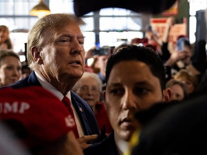 Former U.S. President and Republican presidential candidate Donald Trump rallies with supporters at a "commit to caucus" event at a Whiskey bar in Ankeny, Iowa, U.S. December 2, 2023. REUTERS/Carlos Barria