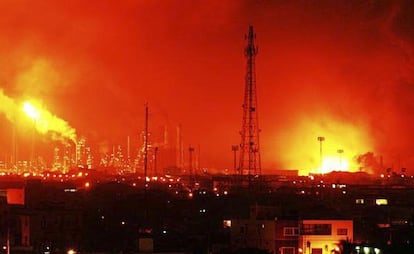 El incendio causado por la fuga de gas en la refinería de Amuay.