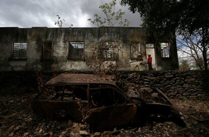 Ruinas de un centro cultural indígena en la comunidad de Surumu en la reserva Raposa Serra do Sol (Brasil). El centro fue incendiado en 2009 durante un ataque de agricultores no indígenas. “En la lucha por nuestros derechos a la tierra murieron 21 de los nuestros”, dice Aldenir Lima, líder de las 70 comunidades en la reserva. “Desde entonces recuperamos lo que habíamos perdido y hoy las plantaciones de arroz de los agricultores blancos han sido reemplazadas por nuestros rebaños de ganado”.