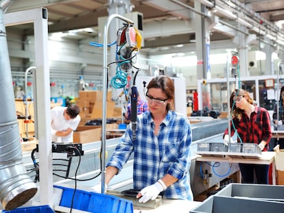 Trabajadoras en una pyme de componentes electrónicos.