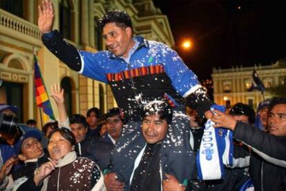 El candidato a gobernar el departamento de La Paz, César Cocarico, celebra la victoria junto con sus seguidores en La Paz.