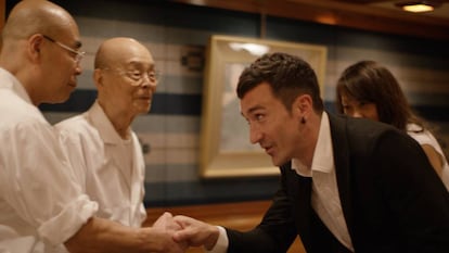 Eneko Atxa saluda al hijo de Jiro Ono en presencia de su padre.